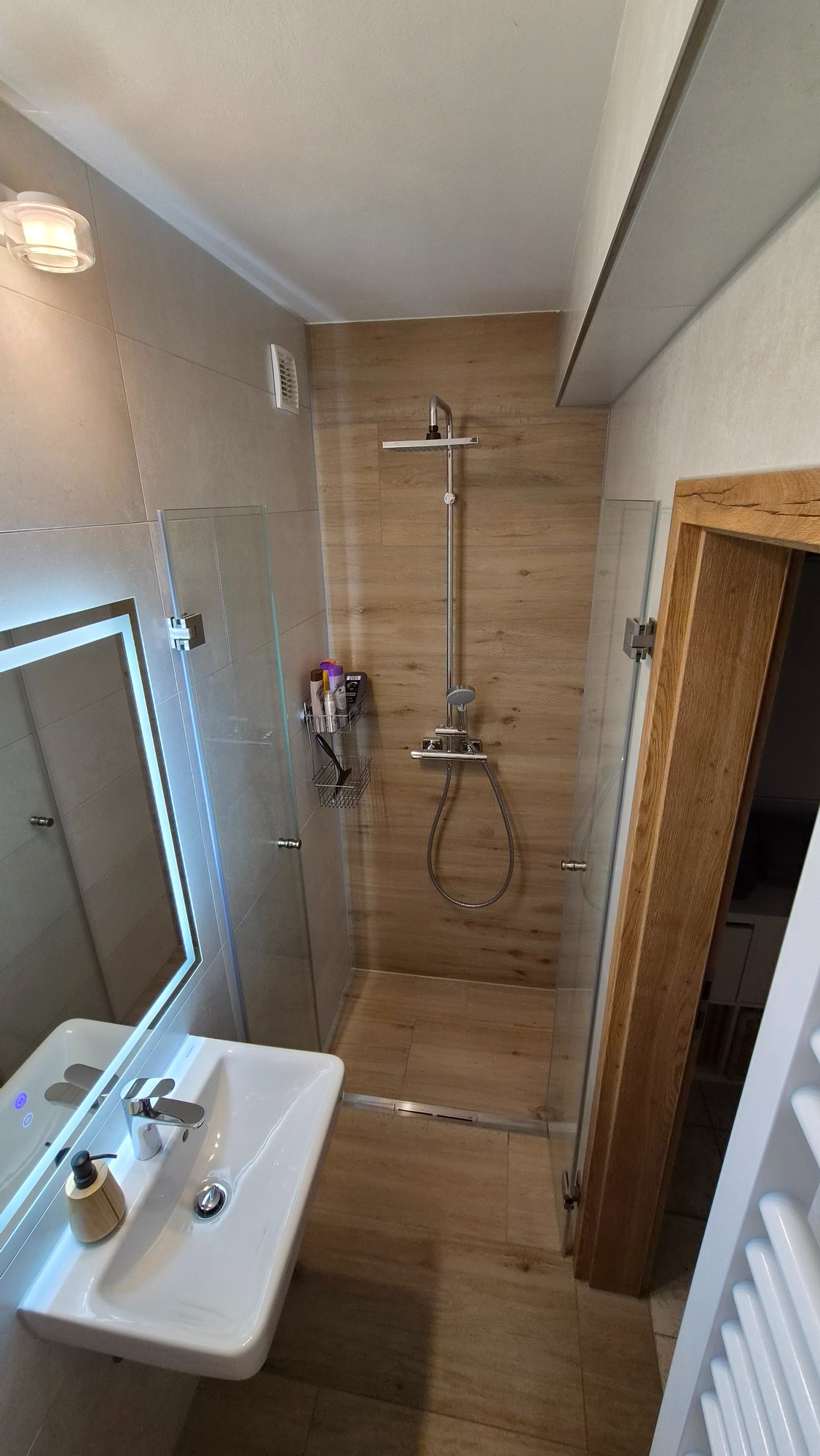 Modernes Duschbad